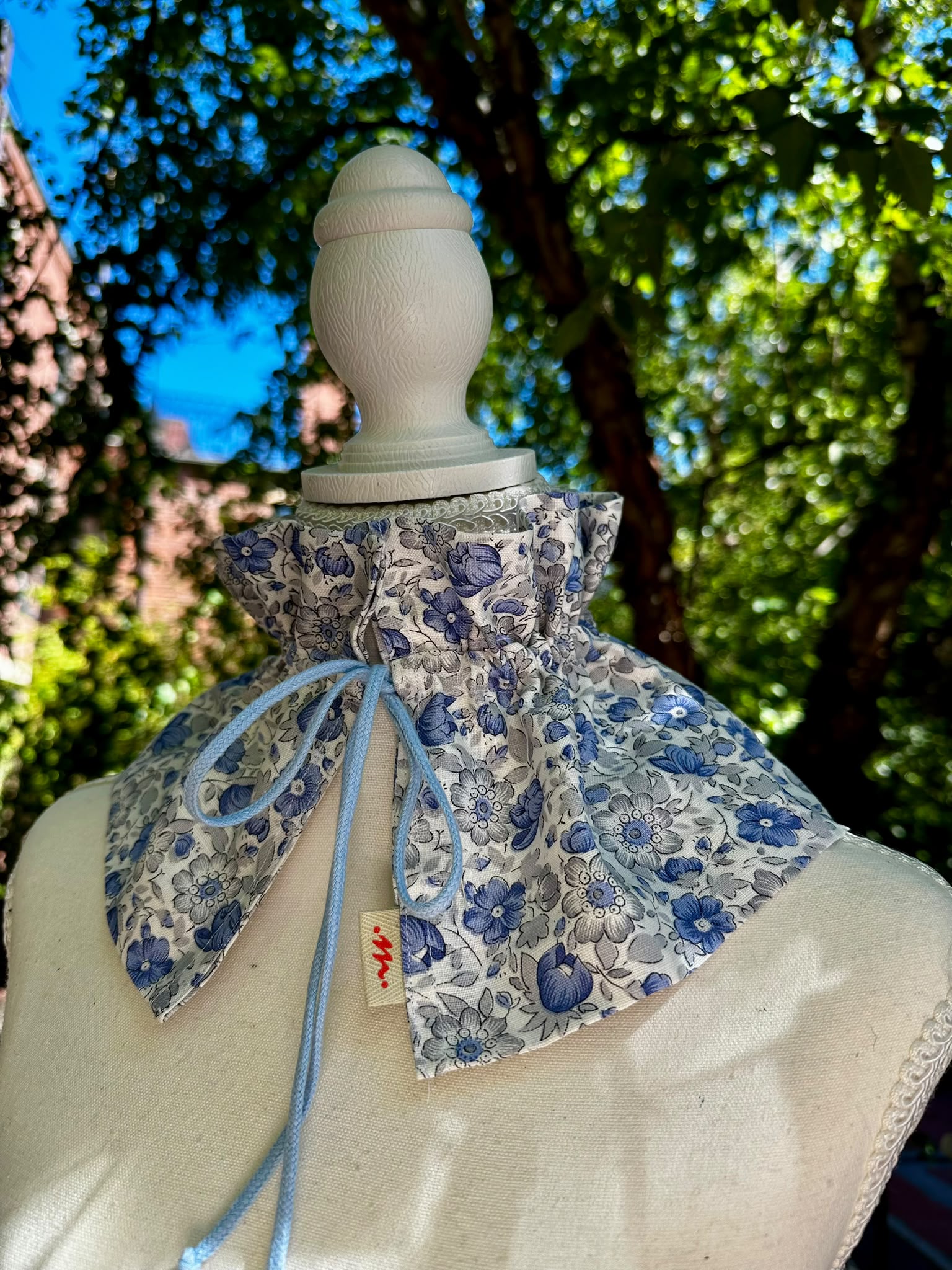 Leire — Blue Floral Collar